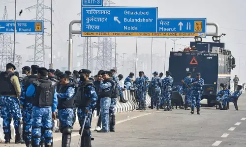 गाजीपुर बॉर्डर पर पुलिस और RAF के जवानों का भारी जमावड़ा, धरना स्थल खाली कराने की तैयारी, टिकैत बोले- भंग न हो शांति