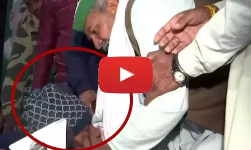 राकेश टिकैत ने पकड़ा संदिग्ध BJP का एजेंट? सबके सामने जड़ दिया थप्पड़ राकेश टिकैत ने पकड़ा संदिग्ध BJP का एजेंट? सबके सामने जड़ दिया थप्पड़