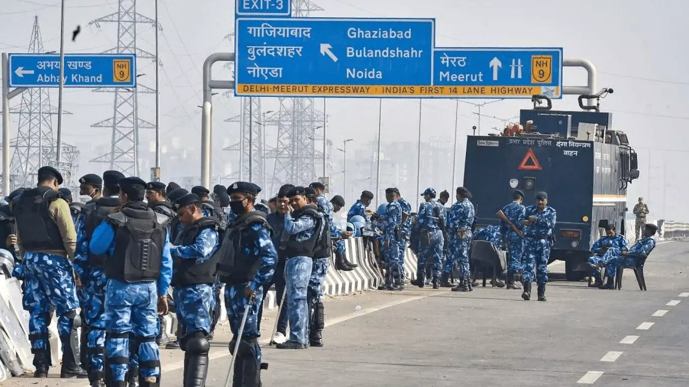 गाजीपुर बॉर्डर पर पुलिस और RAF के जवानों का भारी जमावड़ा, धरना स्थल खाली कराने की तैयारी, टिकैत बोले- भंग न हो शांति