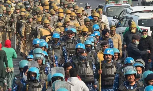 BREAKING: देश में जंगल राज, पत्थरबाजी से कांप उठी दिल्ली, सिंघु बॉर्डर पर मचा हँगामा, पुलिस बनी मूकदर्शक, कई लोग बुरी तरह घायल