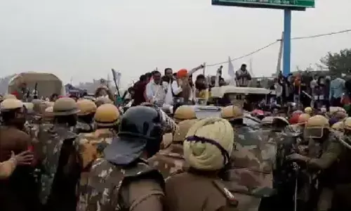 BREAKING: सिंघु बॉर्डर पर हालात तनावपूर्ण, गुंडों ने उखाड़े किसानों के टेंट, कर रहे हैं पत्थरबाजी