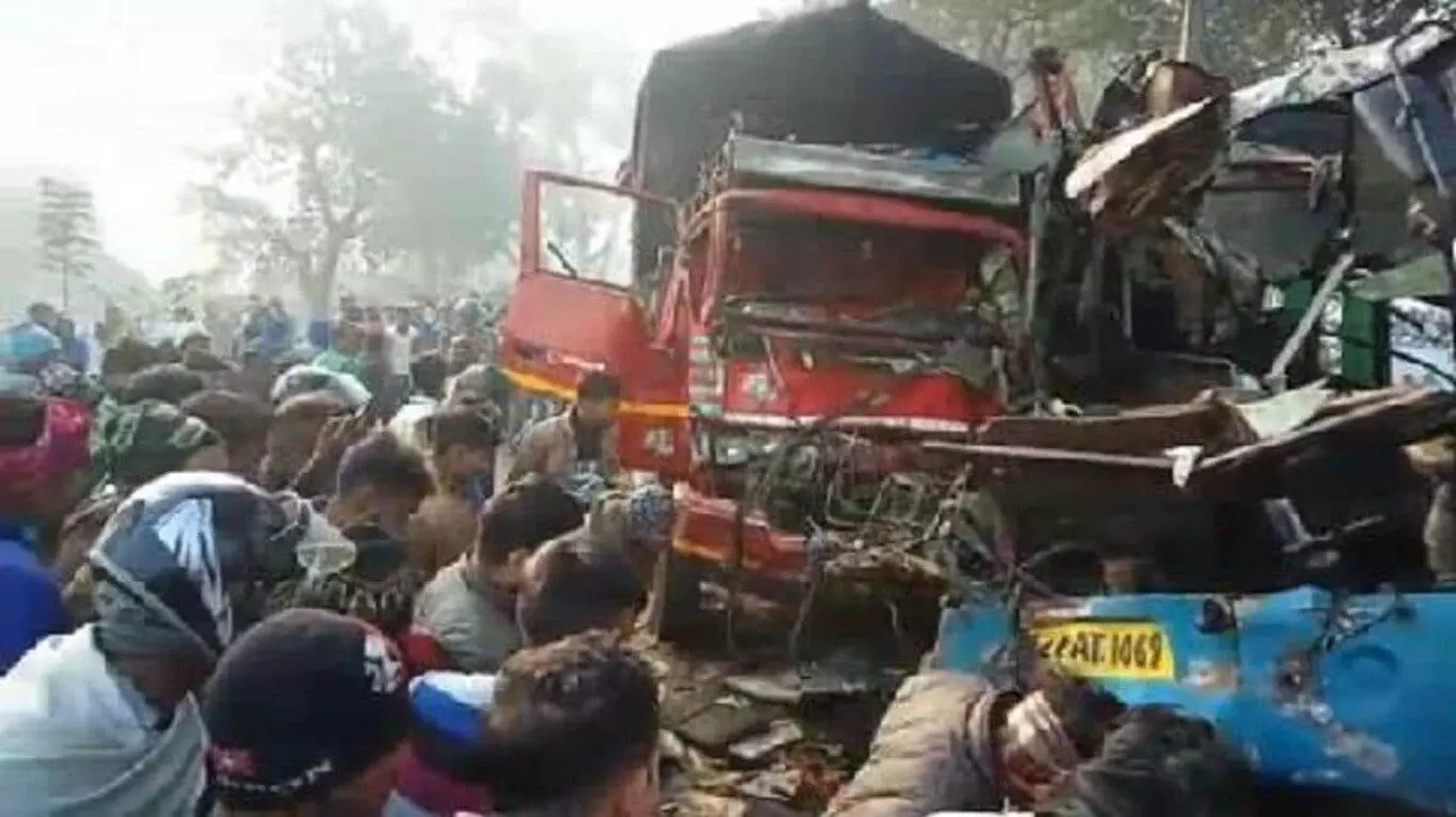 Heavy rash in bus and truck on Agra highway, 10 passengers killed, more than 25 injured
