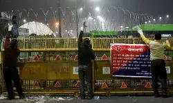 सत्ता का घमंड : इंटरनेट बंदी के बाद गाजीपुर बॉर्डर पर नुकीले तारों की बैरिकेडिंग, पुलिस ने रातोंरात की किलेबंदी