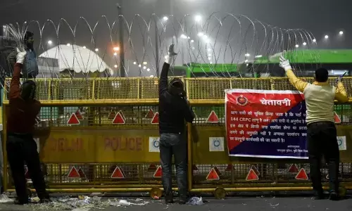 सत्ता का घमंड : इंटरनेट बंदी के बाद गाजीपुर बॉर्डर पर नुकीले तारों की बैरिकेडिंग, पुलिस ने रातोंरात की किलेबंदी सत्ता का घमंड : इंटरनेट बंदी के बाद गाजीपुर बॉर्डर पर नुकीले तारों की बैरिकेडिंग, पुलिस ने रातोंरात की किलेबंदी