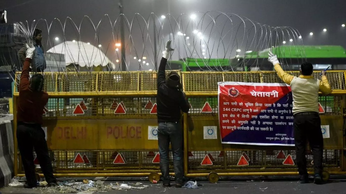 सत्ता का घमंड : इंटरनेट बंदी के बाद गाजीपुर बॉर्डर पर नुकीले तारों की बैरिकेडिंग, पुलिस ने रातोंरात की किलेबंदी