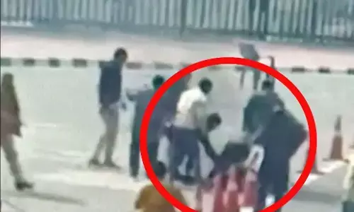 लखनऊ: युवक ने लोकभवन के सामने किया आत्मदाह का प्रयास, ये थी वजह लखनऊ: युवक ने लोकभवन के सामने किया आत्मदाह का प्रयास, ये थी वजह