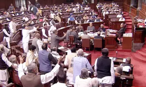 किसानों के मुद्दे पर राज्यसभा में हंगामा, विपक्ष की नारेबाज़ी के बीच सदन की कार्यवाही स्थगित किसानों के मुद्दे पर राज्यसभा में हंगामा, विपक्ष की नारेबाज़ी के बीच सदन की कार्यवाही स्थगित