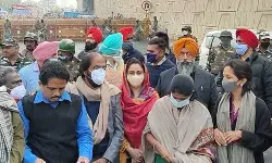 गाजीपुर सीमा पर किसानों से मिलने गए विपक्षी नेताओं को पुलिस ने रोका, हरसिमरत कौर ने कही ये बात गाजीपुर सीमा पर किसानों से मिलने गए विपक्षी नेताओं को पुलिस ने रोका, हरसिमरत कौर ने कही ये बात