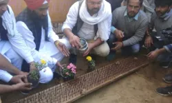 गाजीपुर बॉर्डर : पुलिस की कीलों के पास किसान लगाएंगे फूल गाजीपुर बॉर्डर : पुलिस की कीलों के पास किसान लगाएंगे फूल