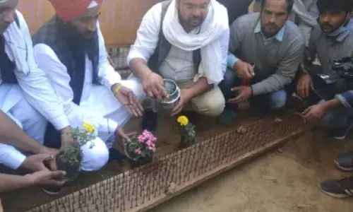 गाजीपुर बॉर्डर : पुलिस की कीलों के पास किसान लगाएंगे फूल