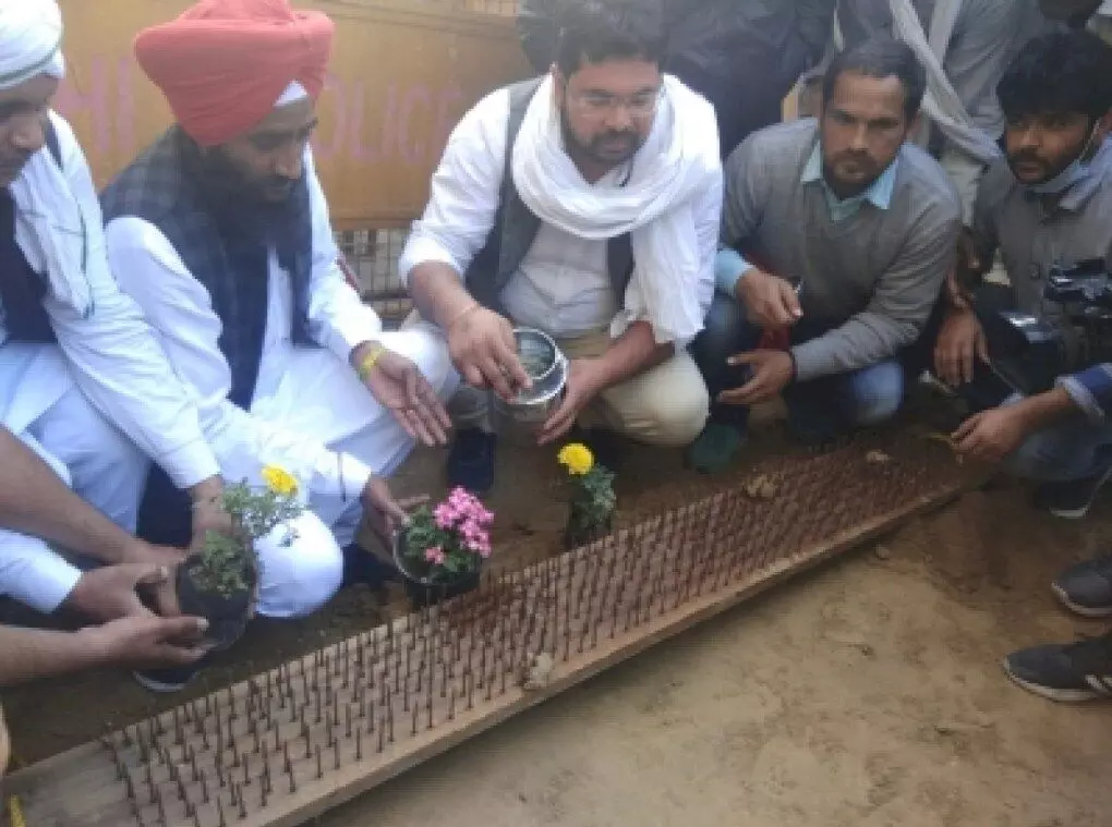 गाजीपुर बॉर्डर : पुलिस की कीलों के पास किसान लगाएंगे फूल