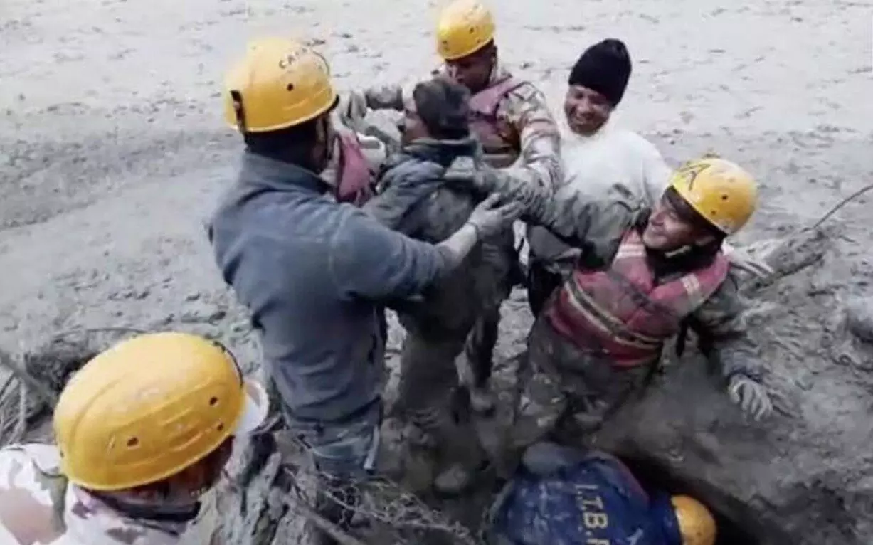 चमोली ग्लेशियर हादसा : टनल में फंसे लोगों को निकालने का अभियान जारी, 14 शव बरामद; 170 लापता चमोली ग्लेशियर हादसा : टनल में फंसे लोगों को निकालने का अभियान जारी, 14 शव बरामद; 170 लापता
