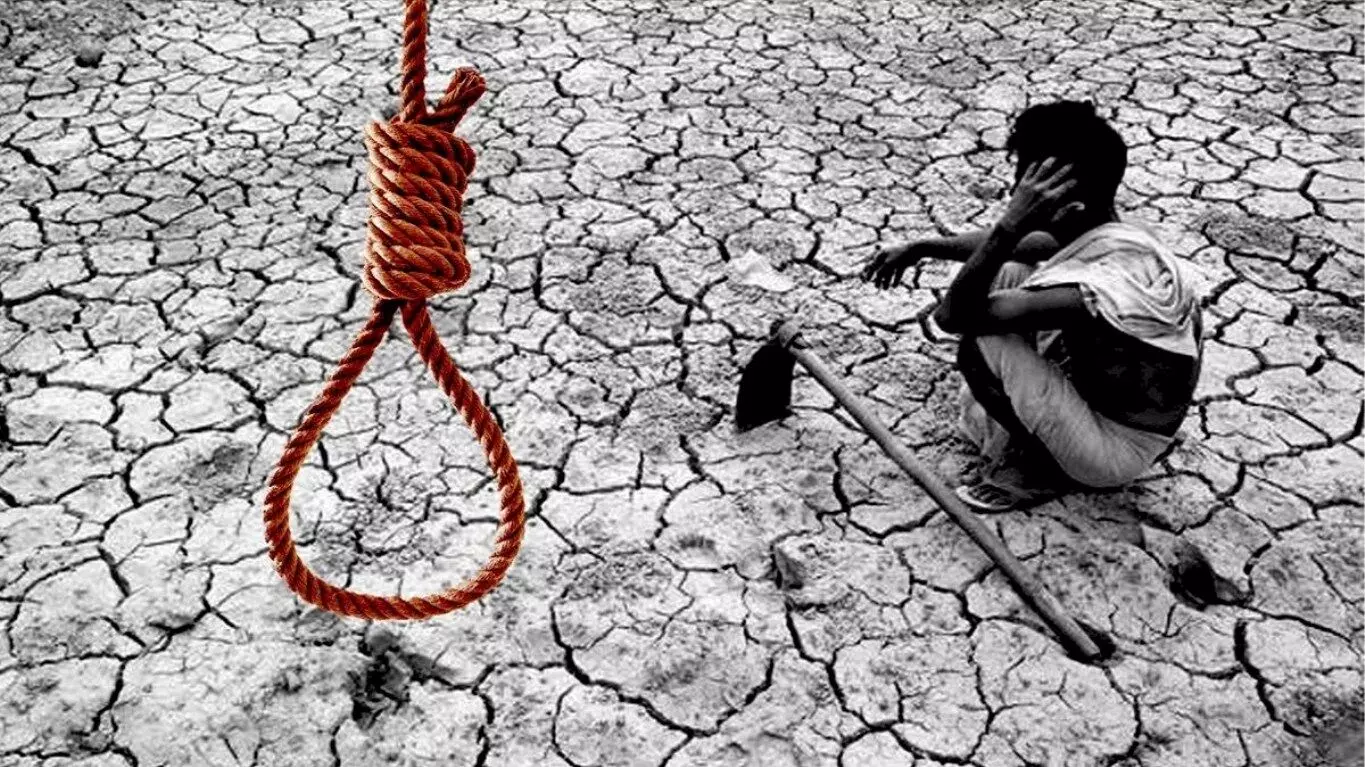 UP: खेत में खड़ी फसल बर्बाद होने के चलते किसान ने की आत्महत्या