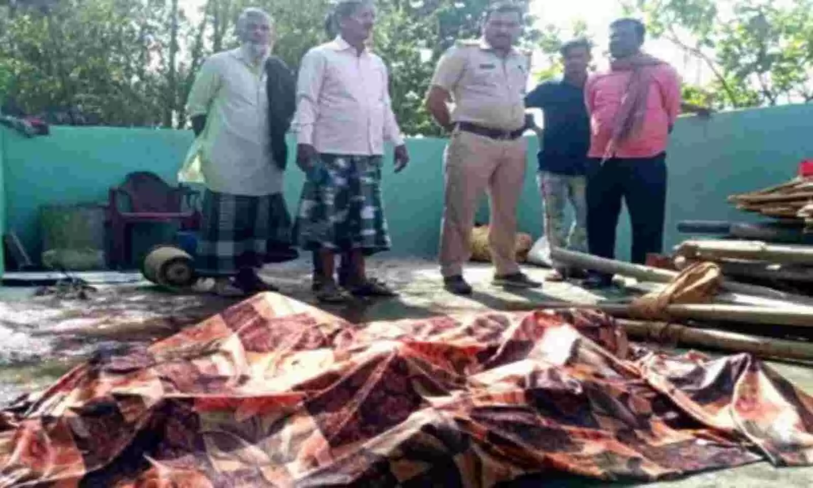 सनकी पति ने पत्नी समेत दो बेटियों को जिंदा जलाकर मार डाला, ग्रामीणों में भारी रोष