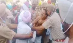 पंजाब में किसानों ने बीजेपी विधायक को पीटा, पूरे कपड़े फाड़े और चेहरे पर पोती कालिख पंजाब में किसानों ने बीजेपी विधायक को पीटा, पूरे कपड़े फाड़े और चेहरे पर पोती कालिख