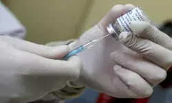 UP : वैक्सीनेशन में भारी लापरवाही, फोन पर व्यस्त नर्स ने महिला को 2 बार लगाया वैक्सीन