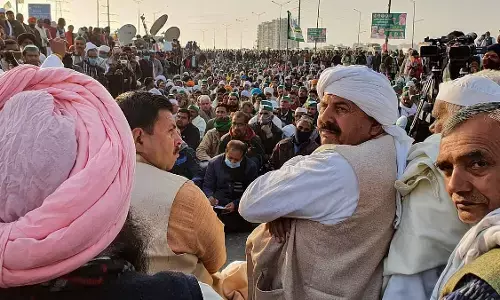 गाजीपुर बॉर्डर पर हुई महापंचायत में सरकार पर गरजे नरेश टिकैत, कहा- ओछी हरकतों से बाज आए बीजेपी