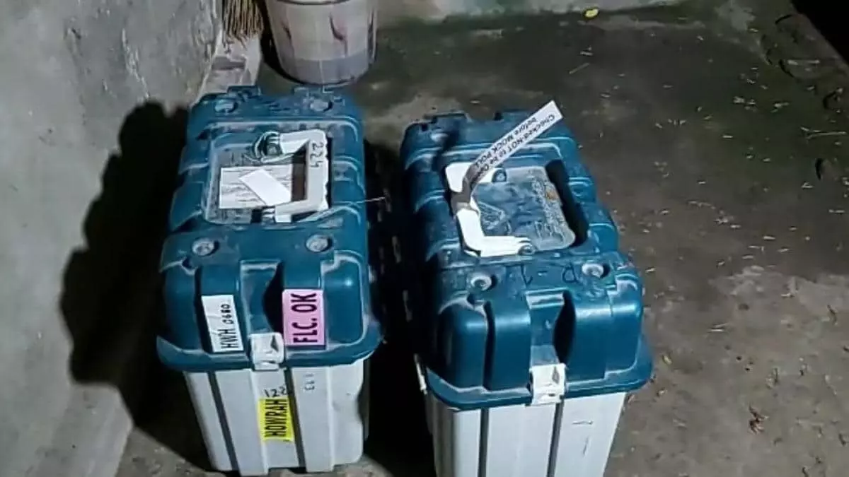 पश्चिम बंगाल: टीएमसी नेता के घर पर मिली EVM, अधिकारी सस्पेंड, चुनाव आयोग ने दी सफाई पश्चिम बंगाल: टीएमसी नेता के घर पर मिली EVM, अधिकारी सस्पेंड, चुनाव आयोग ने दी सफाई