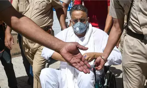 Mukhtar Ansari leaves for Banda jail, bringing UP police with a convoy of 10 vehicles under tight security Mukhtar Ansari leaves for Banda jail, bringing UP police with a convoy of 10 vehicles under tight security