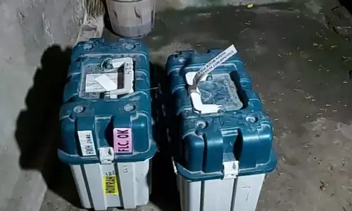 पश्चिम बंगाल: टीएमसी नेता के घर पर मिली EVM, अधिकारी सस्पेंड, चुनाव आयोग ने दी सफाई पश्चिम बंगाल: टीएमसी नेता के घर पर मिली EVM, अधिकारी सस्पेंड, चुनाव आयोग ने दी सफाई