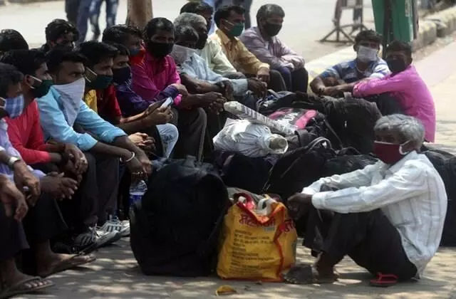लॉकडाउन की आहट! दिल्ली-पुणे से बड़ी संख्या में अपने घरों को लौट रहे प्रवासी मजदूर लॉकडाउन की आहट! दिल्ली-पुणे से बड़ी संख्या में अपने घरों को लौट रहे प्रवासी मजदूर