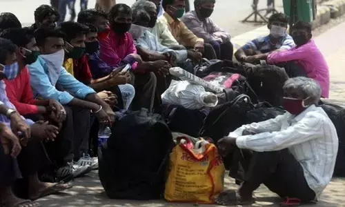 लॉकडाउन की आहट! दिल्ली-पुणे से बड़ी संख्या में अपने घरों को लौट रहे प्रवासी मजदूर
