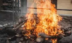 Daughter jumped into burning pyre due to corona infection fathers death, condition critical Daughter jumped into burning pyre due to corona infection fathers death, condition critical