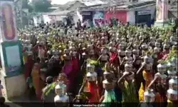 अहमदाबाद के मंदिर में जुटी महिलाओं की भीड़, सरपंच सहित 23 लोगों पर हुई कार्रवाई अहमदाबाद के मंदिर में जुटी महिलाओं की भीड़, सरपंच सहित 23 लोगों पर हुई कार्रवाई