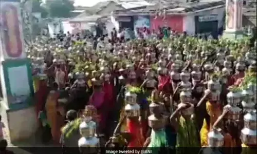 अहमदाबाद के मंदिर में जुटी महिलाओं की भीड़, सरपंच सहित 23 लोगों पर हुई कार्रवाई अहमदाबाद के मंदिर में जुटी महिलाओं की भीड़, सरपंच सहित 23 लोगों पर हुई कार्रवाई