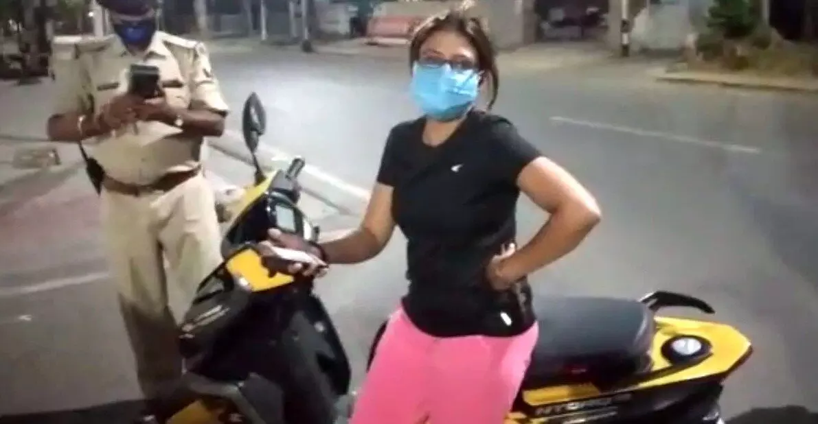 बिहारः स्कूटी वाली लड़की ने सड़क पर मचाया बवाल, पुलिस के सामने नीतीश कुमार को खरी-खोंटी