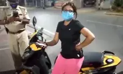 बिहारः स्कूटी वाली लड़की ने सड़क पर मचाया बवाल, पुलिस के सामने नीतीश कुमार को खरी-खोंटी बिहारः स्कूटी वाली लड़की ने सड़क पर मचाया बवाल, पुलिस के सामने नीतीश कुमार को खरी-खोंटी