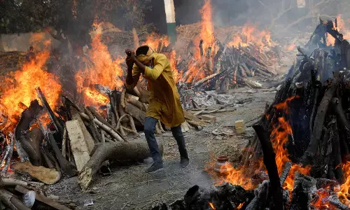 कोरोना से हालात हुए बेकाबू: एक दिन में सबसे अधिक 4,191 मौतें, कर्नाटक और यूपी में गई सबसे अधिक जानें कोरोना से हालात हुए बेकाबू: एक दिन में सबसे अधिक 4,191 मौतें, कर्नाटक और यूपी में गई सबसे अधिक जानें