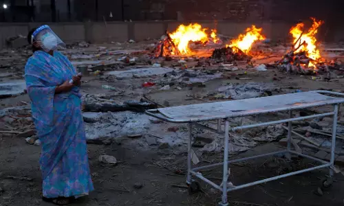 कोरोना: देश में दूसरी लहर से तबाही के बीच तीसरी लहर के दावों से दहशत! जानें IIT प्रोफेसर ने क्या दावा किया