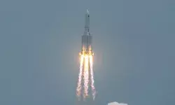 Chinese Rocket: धरती से टला बड़ा खतरा, यहाँ गिरा बेकाबू चीनी रॉकेट का मलबा