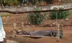 मध्यप्रदेश: जवान बेटी का शव लादकर 35 किलोमीटर तक पैदल चला पिता, ना एंबुलेंस मिली ना प्रशासन की नींद खुली