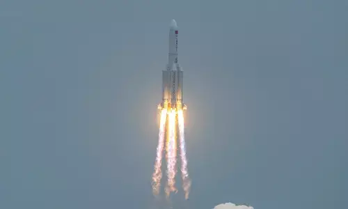 Chinese Rocket: धरती से टला बड़ा खतरा, यहाँ गिरा बेकाबू चीनी रॉकेट का मलबा