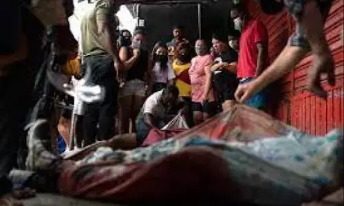 शर्मनाक घटना : जलाने को लकड़ियां नहीं तो नदी में फेंक रहे शव? चौसा के महादेव घाट पर मिले 45 शवों से मचा हड़कंप शर्मनाक घटना : जलाने को लकड़ियां नहीं तो नदी में फेंक रहे शव? चौसा के महादेव घाट पर मिले 45 शवों से मचा हड़कंप