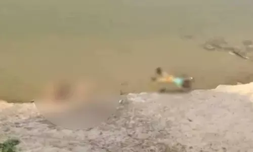 बक्सर के बाद अब गाजीपुर में गंगा किनारे लगा लाशों का ढेर, तैरते दिखीं दर्जनों लाशें