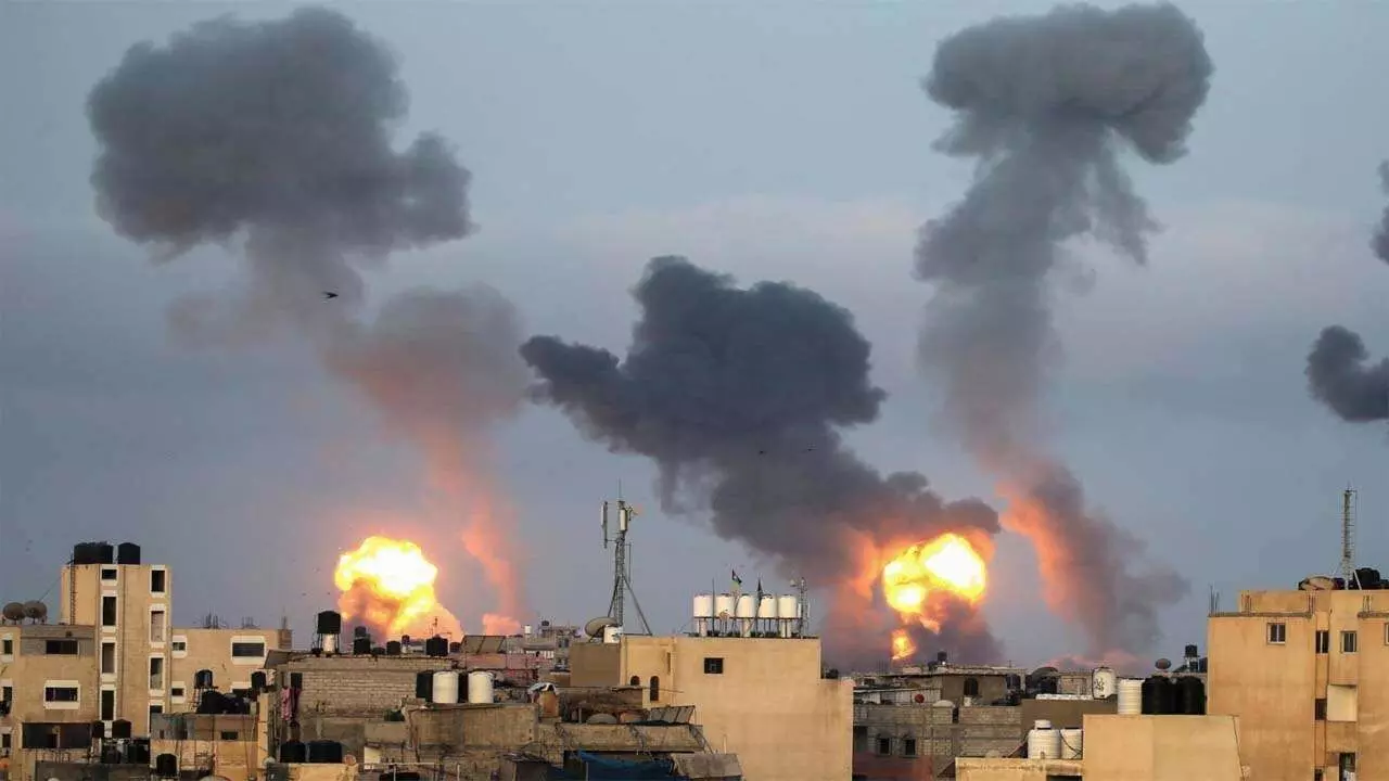 फिलिस्तीन और Israel में आर-पार की जंग, Hamas ने एक दिन में दागे 130 Rocket, भारतीय महिला की मौत फिलिस्तीन और Israel में आर-पार की जंग, Hamas ने एक दिन में दागे 130 Rocket, भारतीय महिला की मौत