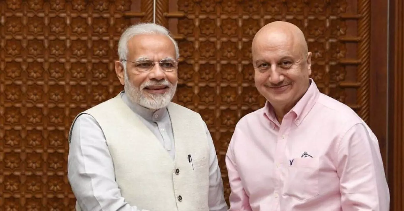 Anupam Kher को क्या हुआ? Modi Sarkar की उड़ाई धज्जियां! Corona प्रबंधन को लेकर की आलोचना