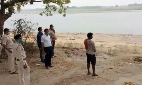 उन्नाव के बाद अब कानपुर में भी गंगा किनारे दफनाये गये सैंकडों शव, परिजनों ने बताई अपनी मजबूरी उन्नाव के बाद अब कानपुर में भी गंगा किनारे दफनाये गये सैंकडों शव, परिजनों ने बताई अपनी मजबूरी