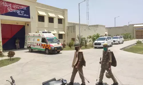 चित्रकूट: जेल के अंदर गैंगवार, मुख्तार के करीबी समेत दो कैदियों की गोली मारकर हत्या, शूटर भी ढेर चित्रकूट: जेल के अंदर गैंगवार, मुख्तार के करीबी समेत दो कैदियों की गोली मारकर हत्या, शूटर भी ढेर