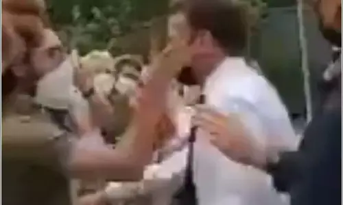 भरी सभा में युवक ने फ्रांस के राष्ट्रपति Emmanuel Macron को मारा थप्पड़, जानिए फिर क्या हुआ