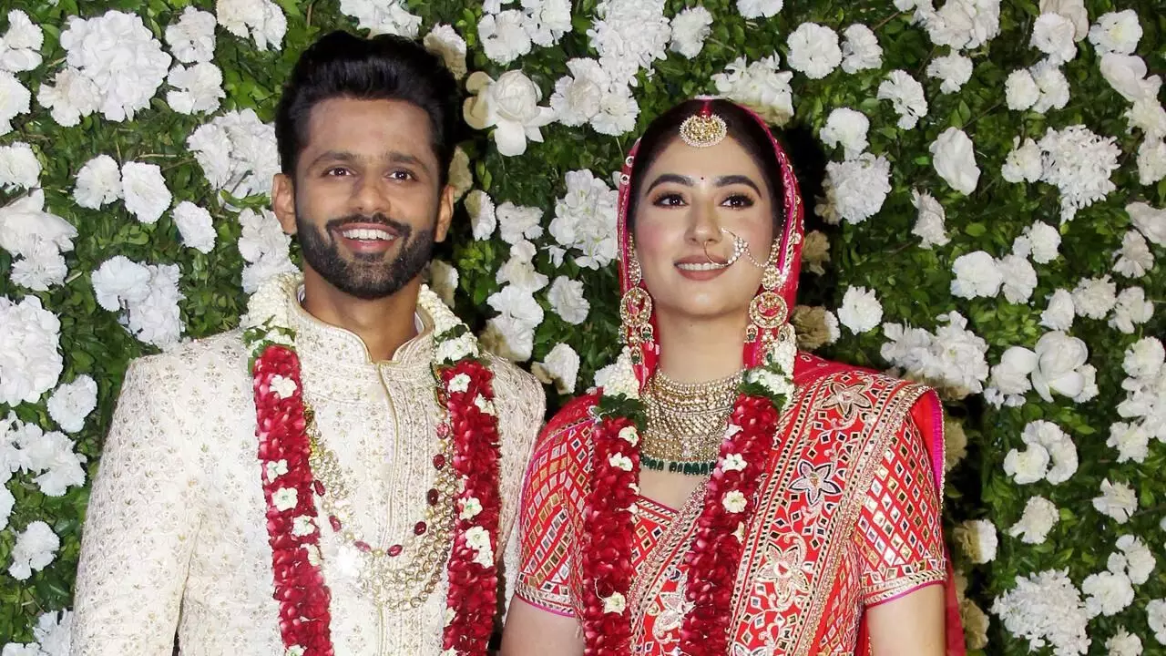 Rahul Vaidya Disha Parmar Wedding Video: शादी के बंधन में बंधे राहुल वैद्य और दिशा परमार, मंडप में घुटनों के बल बैठकर दुल्हन को पहनाई अंगूठी, देखें वीडियो