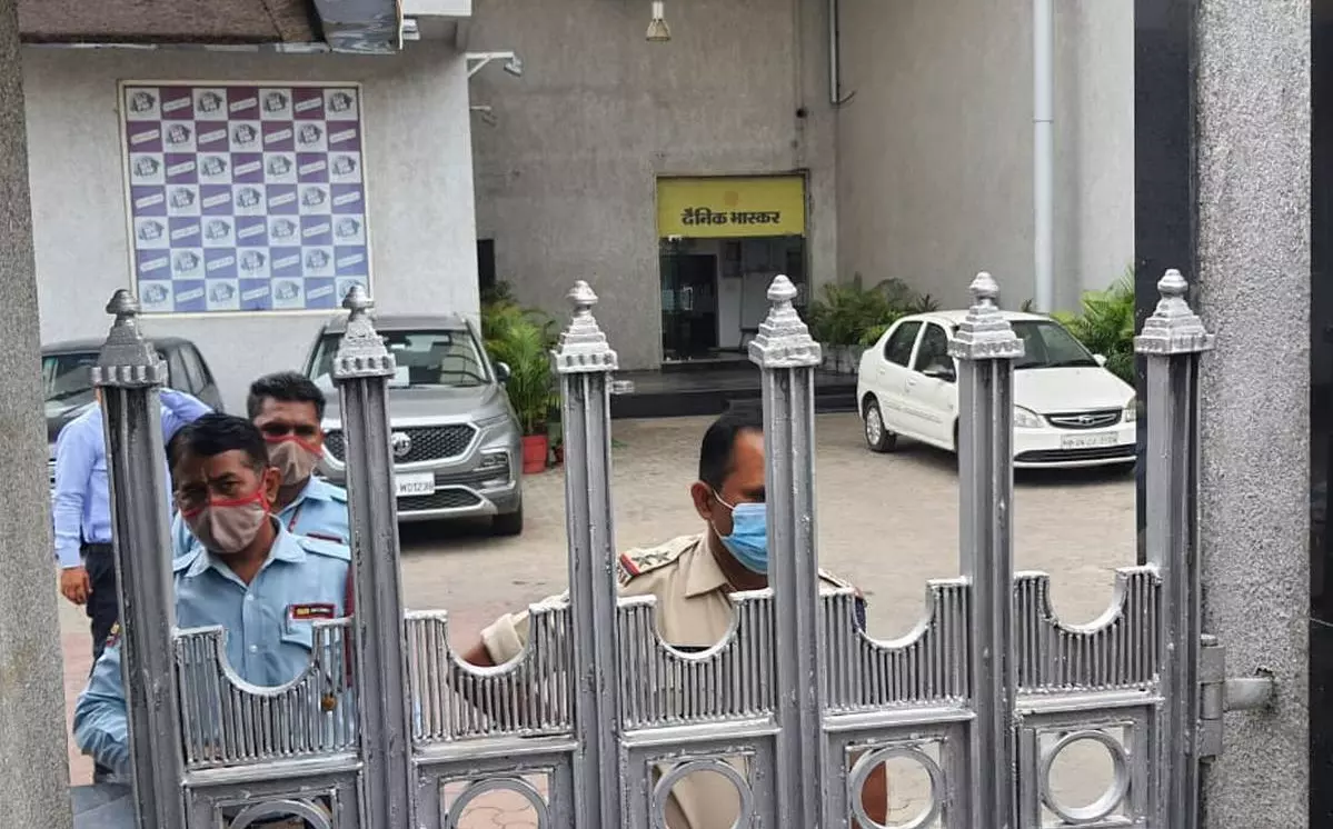 दैनिक भास्कर के हेड ऑफिस सहित कई ठिकानों पर इनकम टैक्स व ईडी का छापा दैनिक भास्कर के हेड ऑफिस सहित कई ठिकानों पर इनकम टैक्स व ईडी का छापा