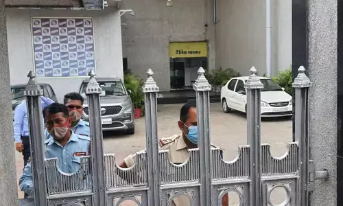 दैनिक भास्कर के हेड ऑफिस सहित कई ठिकानों पर इनकम टैक्स व ईडी का छापा दैनिक भास्कर के हेड ऑफिस सहित कई ठिकानों पर इनकम टैक्स व ईडी का छापा