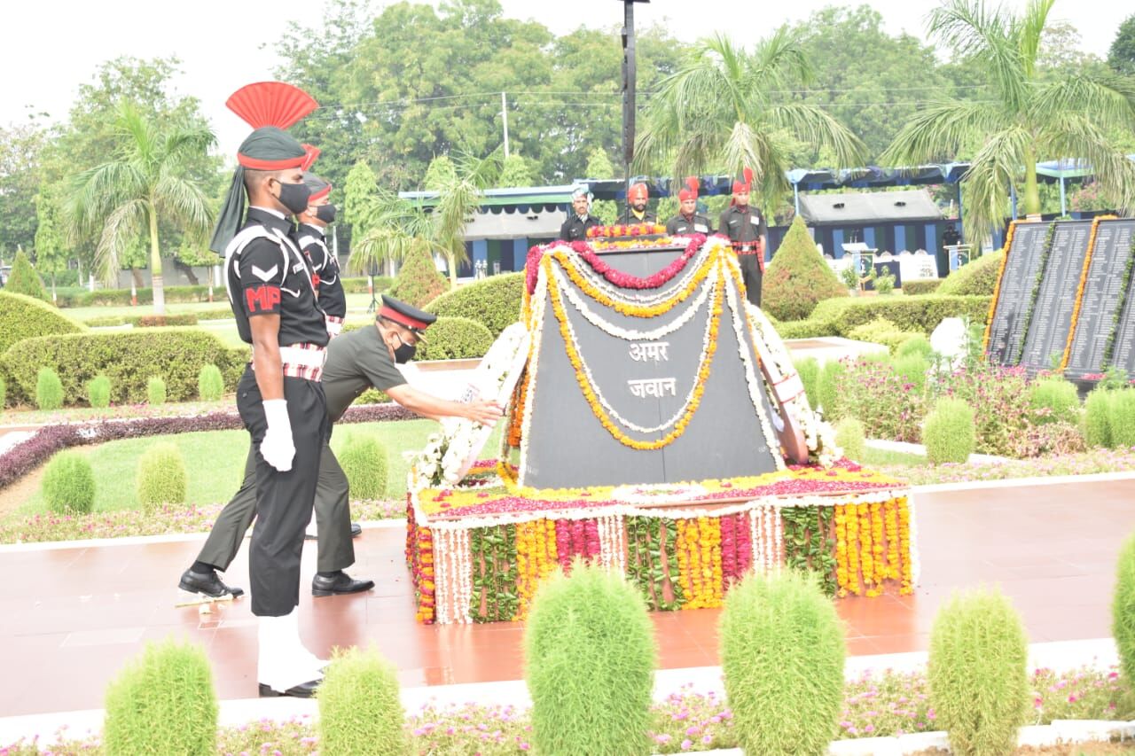 विजय दिवस पर मेजर जनरल  पतांजलि राहुल वी.एस., एन, चीफ़ ऑफ स्टाफ़ ने श्रद्धांजलि दी