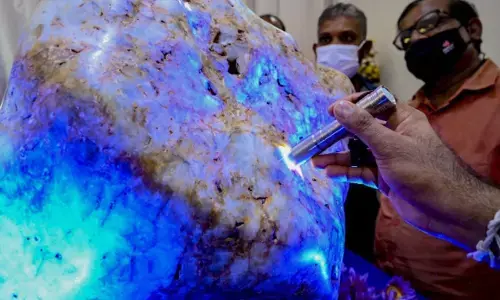 World Biggest Neelam Stone in Sri Lanka: World Biggest Neelam Stone in Sri Lanka:
