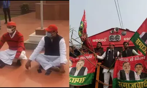 भारत बंद: UP विधानसभा में सपा नेता आशु मलिक राज्यपाल कश्यप सुनील साजन धरने पर बैठे भारत बंद: UP विधानसभा में सपा नेता आशु मलिक राज्यपाल कश्यप सुनील साजन धरने पर बैठे