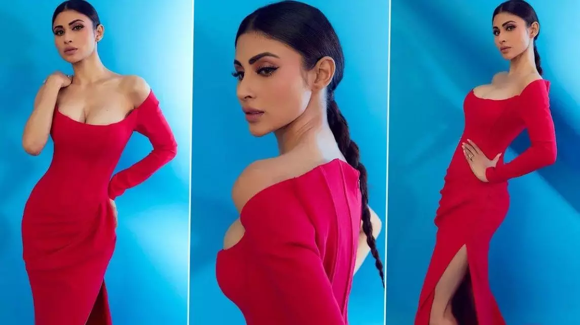 Mouni Roy Sexy Video Photos: मौनी रॉय ने रेड हॉट आउटफिट में बढ़ाया सोशल मीडिया का पारा, एक्ट्रेस का सिजलिंग अवतार देख यूजर्स के उड़े होश